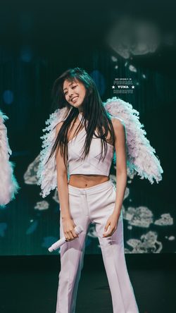 hw11-ppl-itzy-yuna-world-tour-checkmate-in-los-kpop-concert-stage-performer-idol-outfit-smile-girl-music