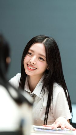hw14-ppl-itzy-yuna-fansign-event-kpop-idol-smile-blouse-longhair-beauty