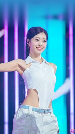 hw16-ppl-itzy-yuna-at-kpop-idol-stage-performance-smile-white-girl-music-asian-sexy
